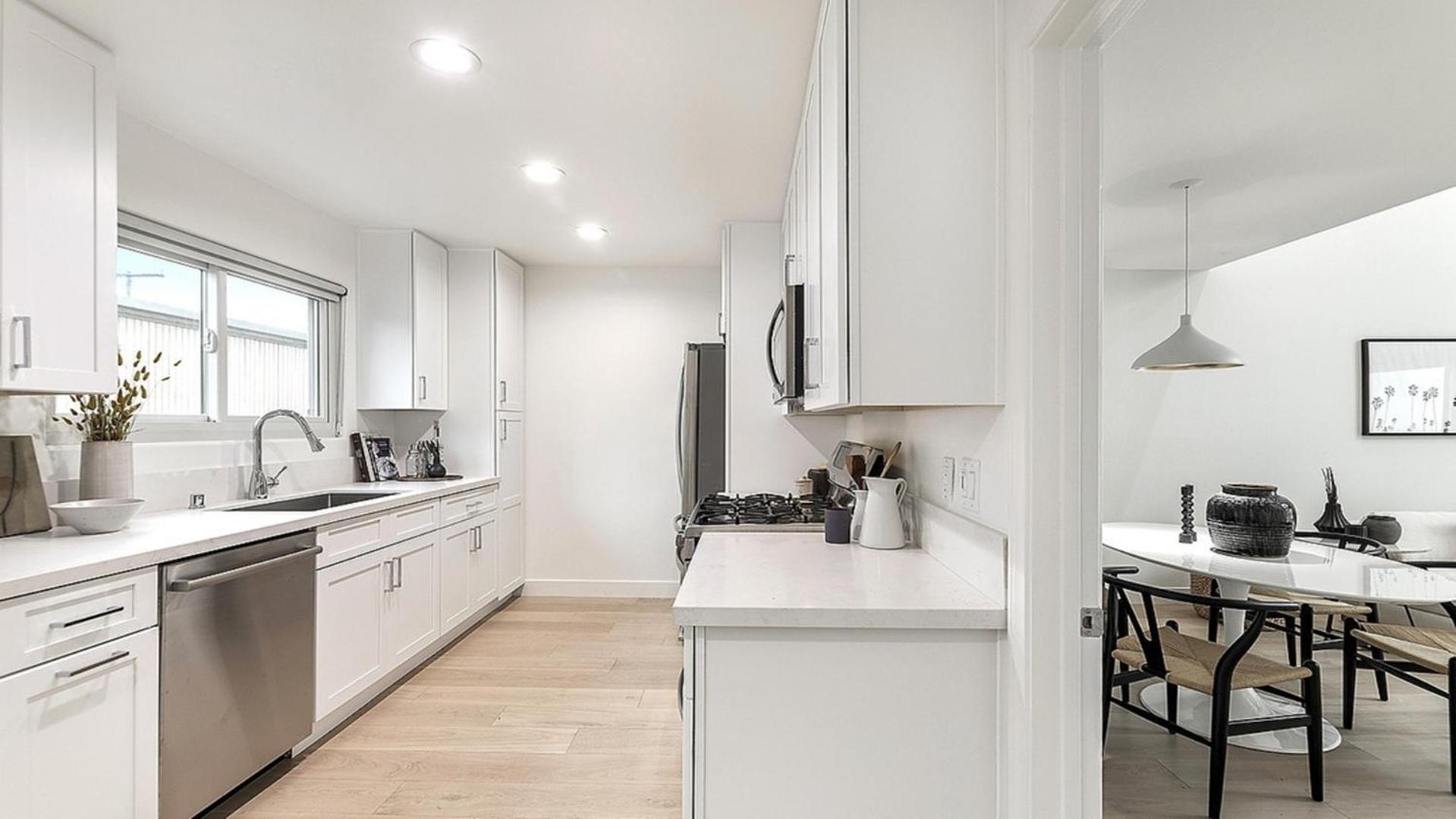 Private Rooftop 3 Bedrooms Remodeled Townhome Apartment