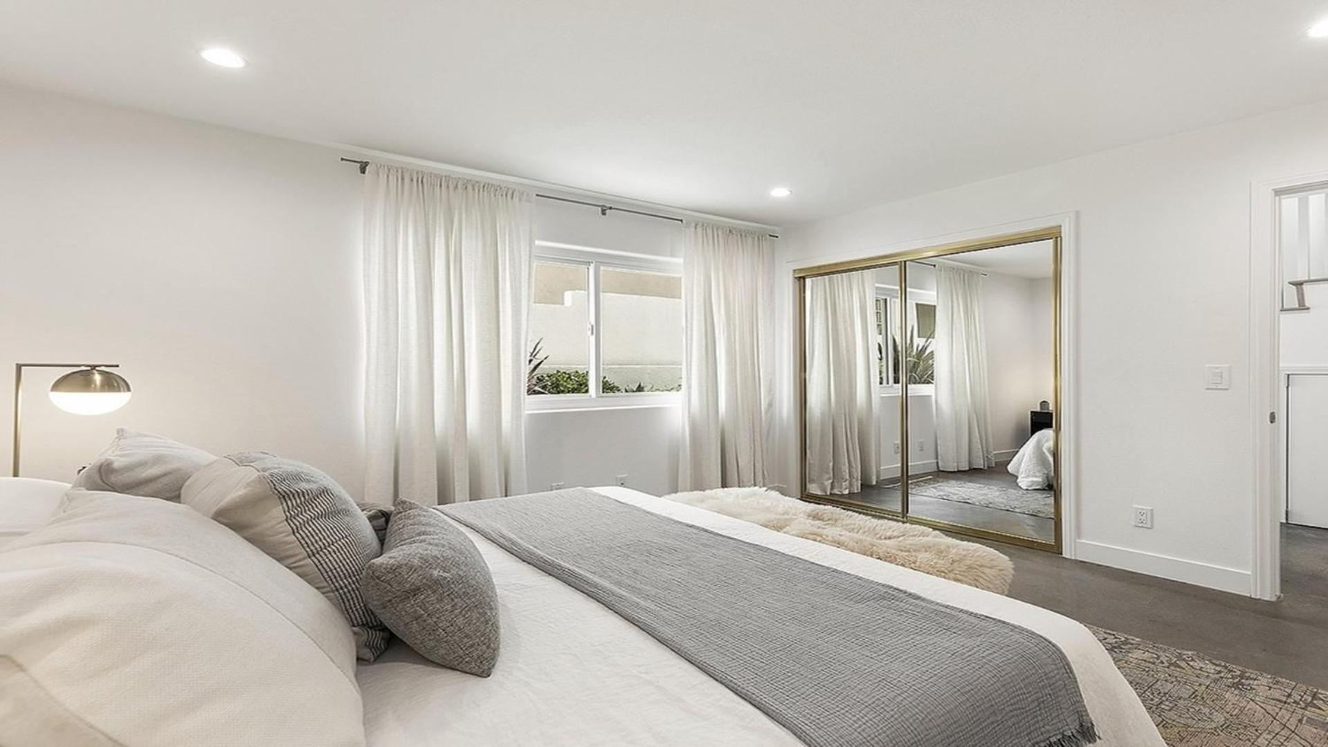 Private Rooftop 3 Bedrooms Remodeled Townhome Apartment *