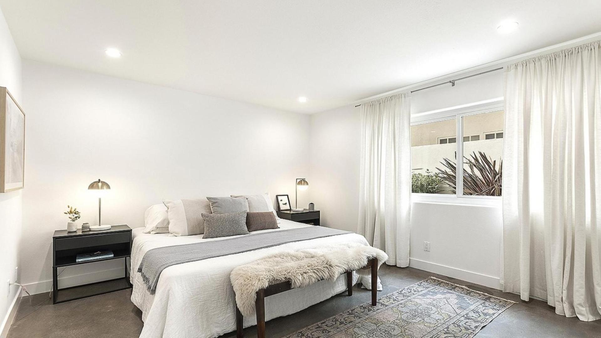 Private Rooftop 3 Bedrooms Remodeled Townhome *