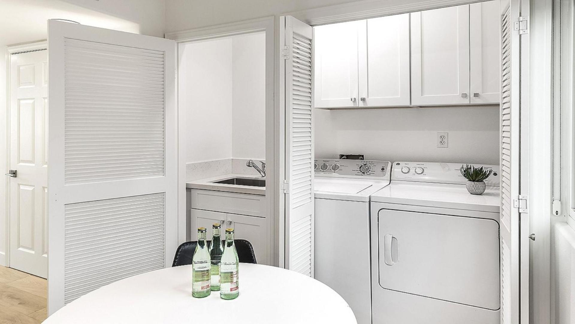 Private Rooftop 3 Bedrooms Remodeled Townhome