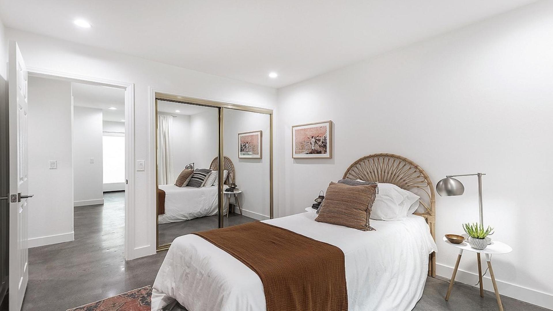 Private Rooftop 3 Bedrooms Remodeled Townhome Apartment *