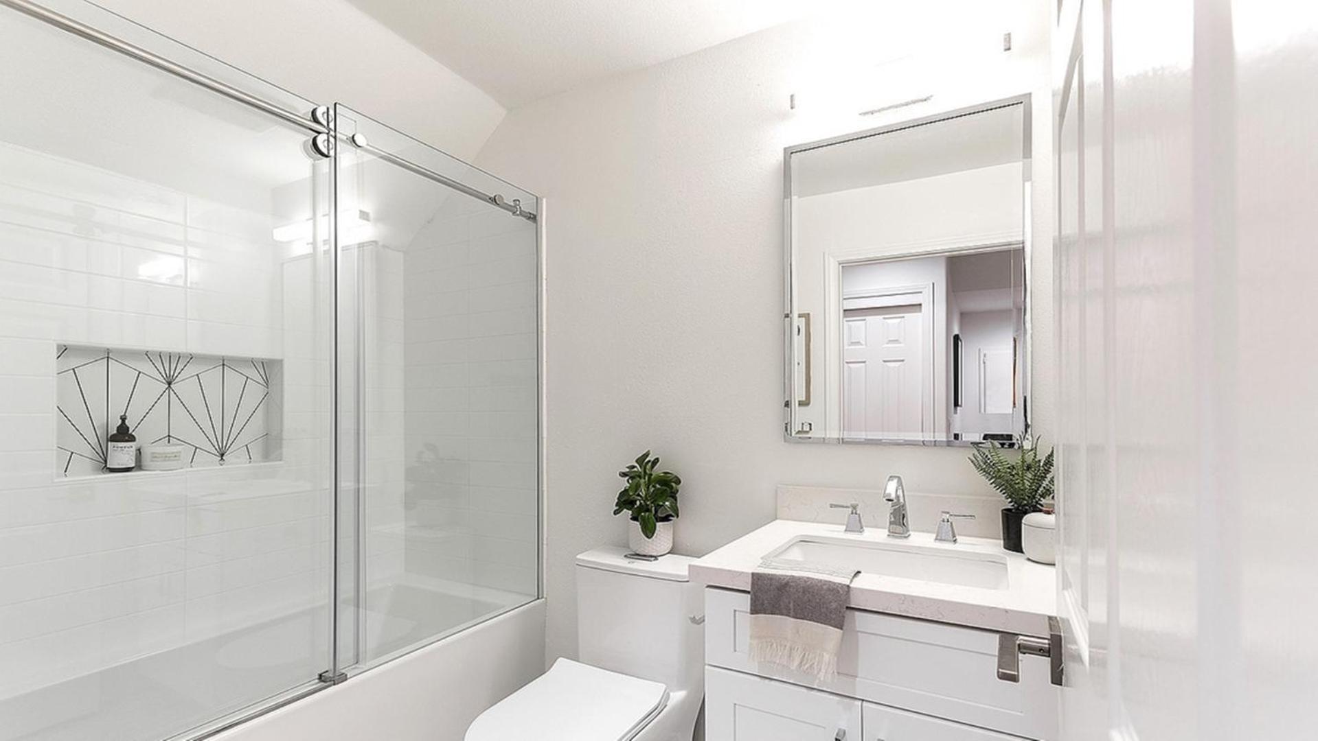 Private Rooftop 3 Bedrooms Remodeled Townhome Apartment *