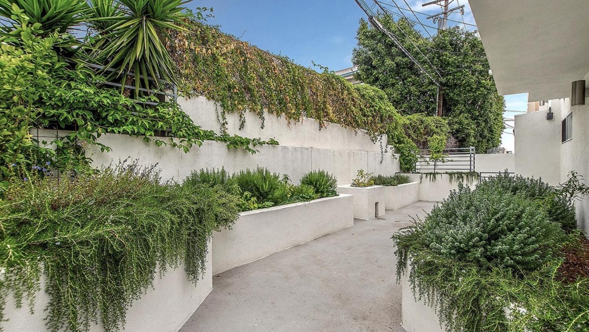 Private Rooftop 3 Bedrooms Remodeled Townhome Apartment