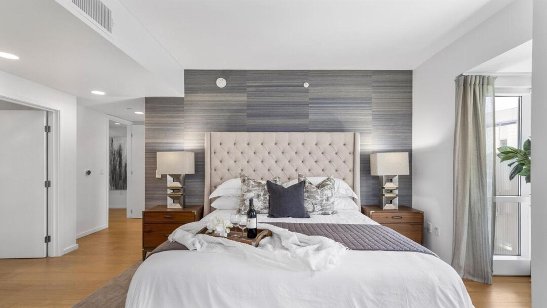 Apartment Two Bedrooms Floor To Ceiling Wrap-around Windows Los Angeles