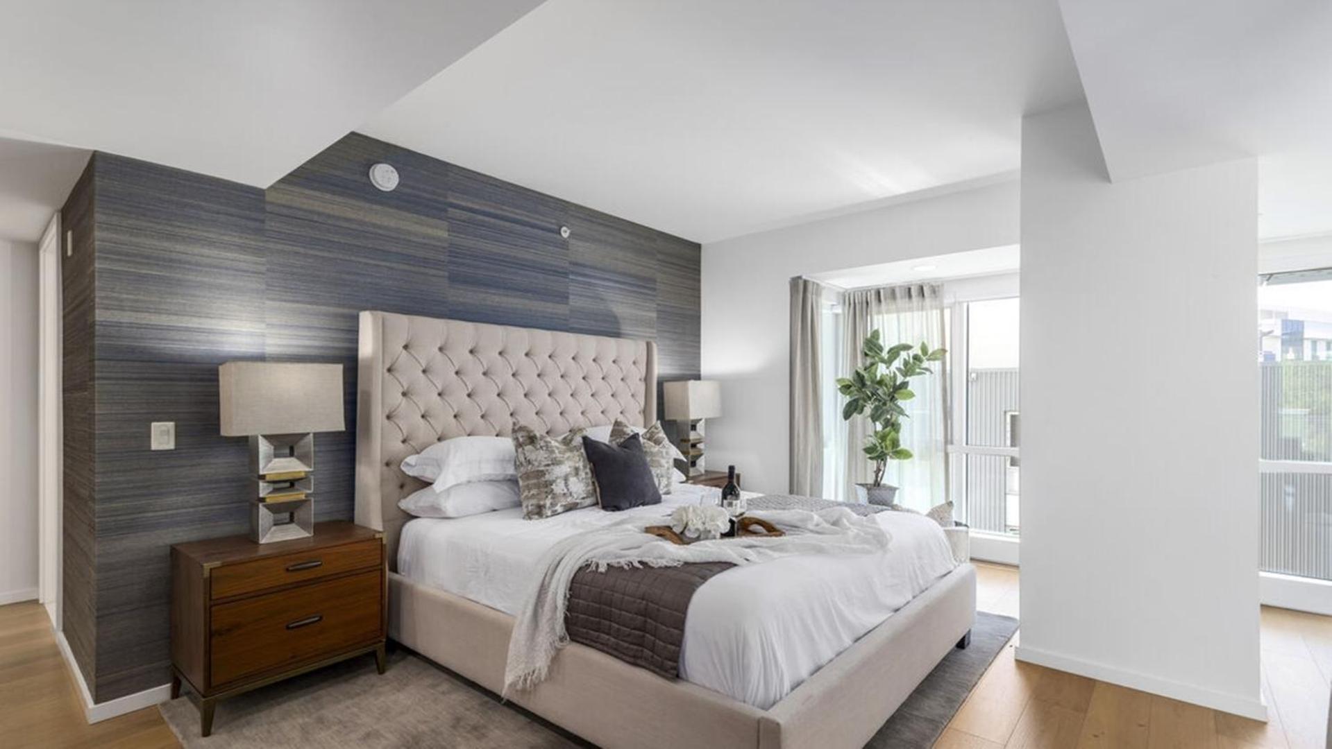 Two Bedrooms Floor To Ceiling Wrap-around Windows Apartment *