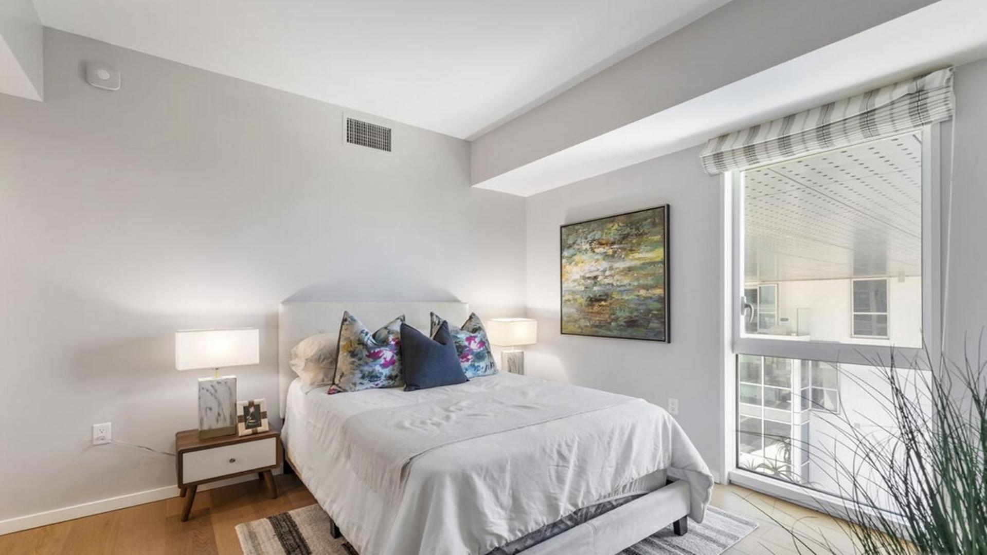 Apartment Two Bedrooms Floor To Ceiling Wrap-around Windows Los Angeles