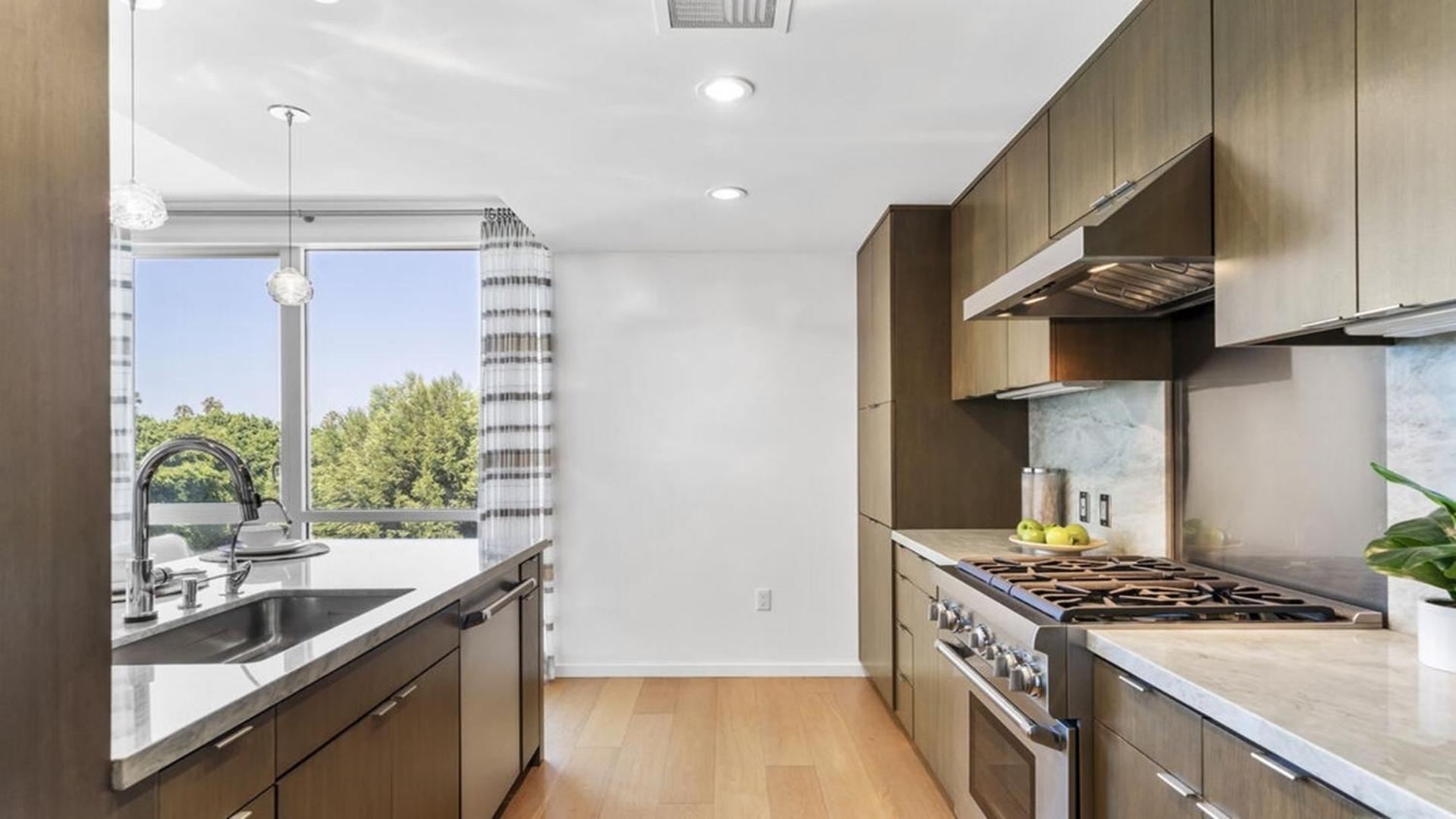 Two Bedrooms Floor To Ceiling Wrap-around Windows Apartment Los Angeles