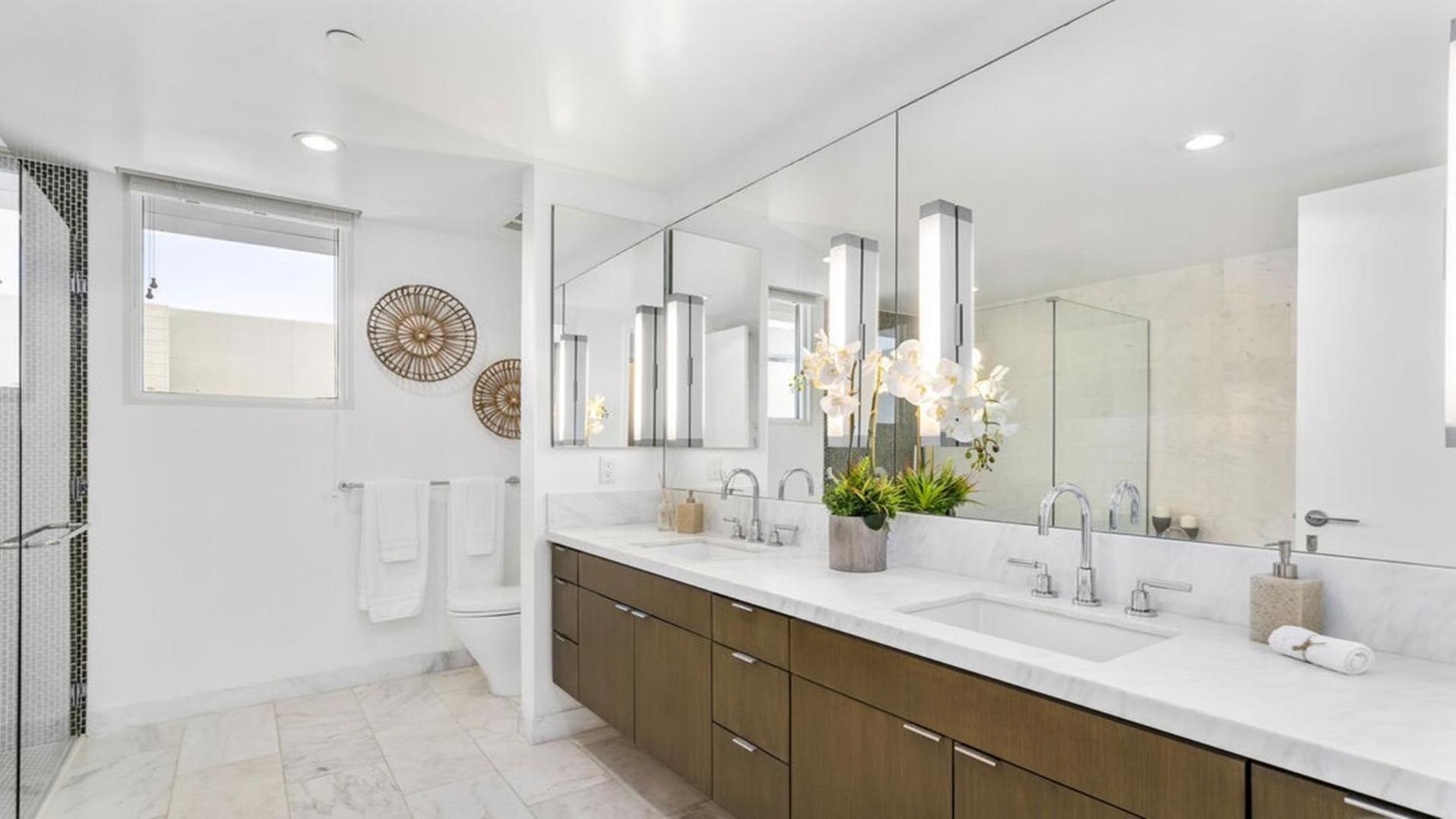 Apartment Two Bedrooms Floor To Ceiling Wrap-around Windows Los Angeles