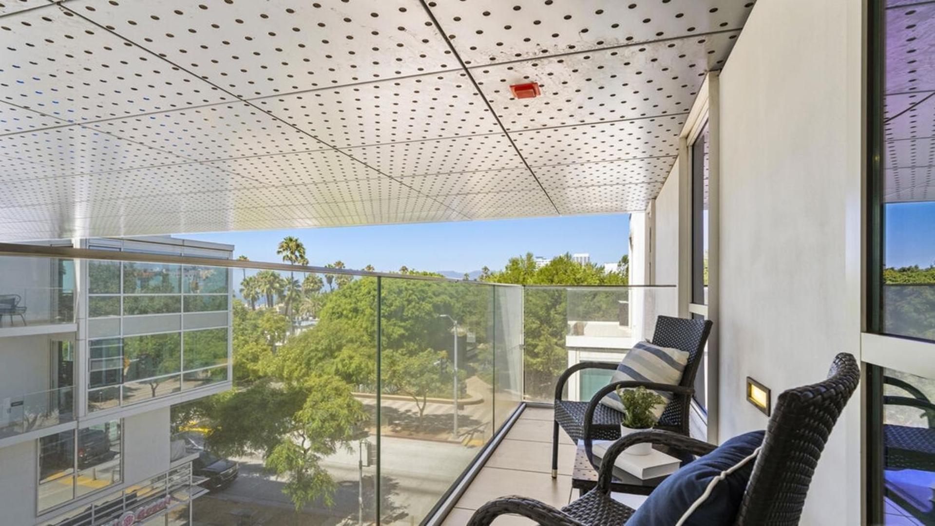 Apartment Two Bedrooms Floor To Ceiling Wrap-around Windows