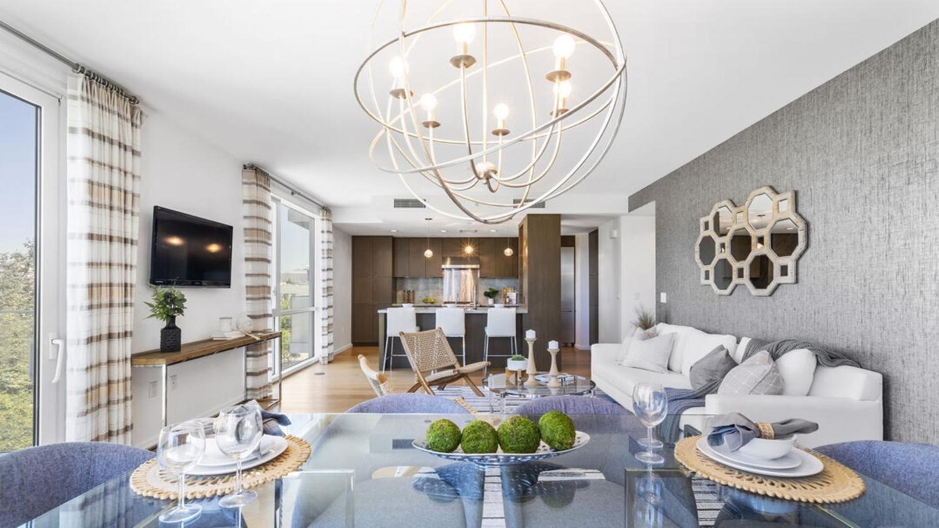 Two Bedrooms Floor To Ceiling Wrap-around Windows Apartment *