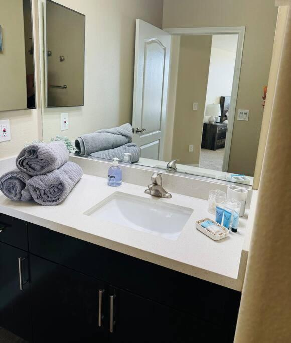 Oasis 2 Bedroom Minutes To The Marina Apartment *