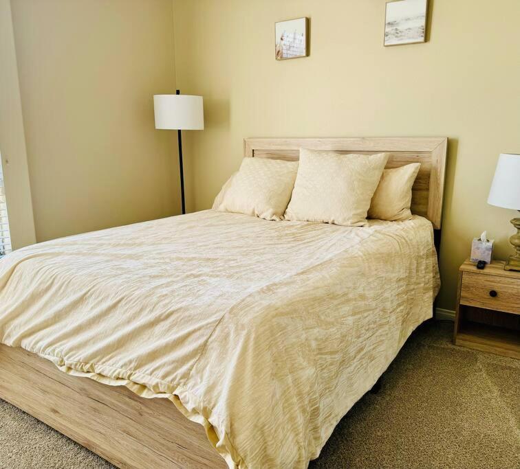 Oasis 2 Bedroom Minutes To The Marina *