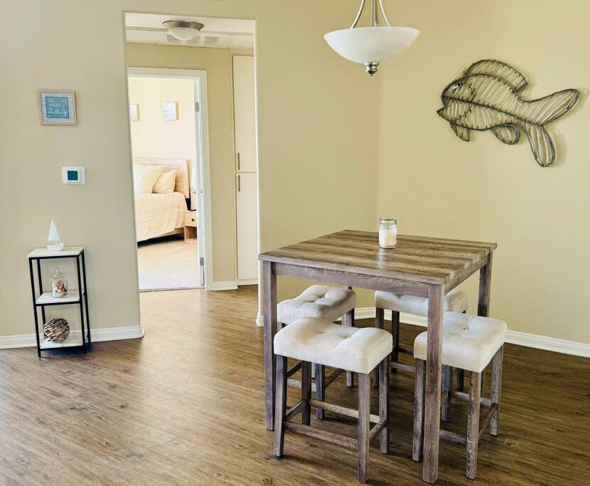Oasis 2 Bedroom Minutes To The Marina