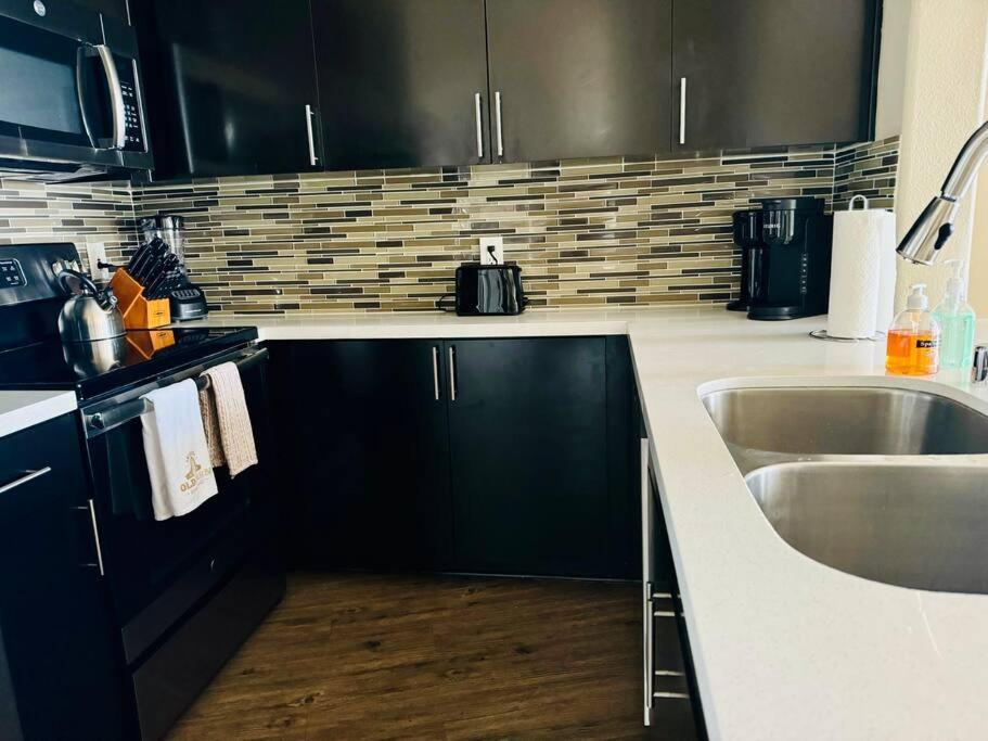 Oasis 2 Bedroom Minutes To The Marina *