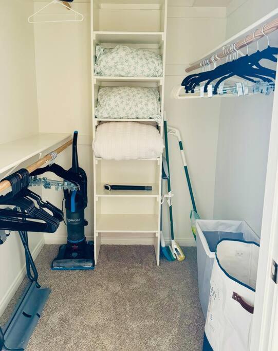 Oasis 2 Bedroom Minutes To The Marina Apartment *