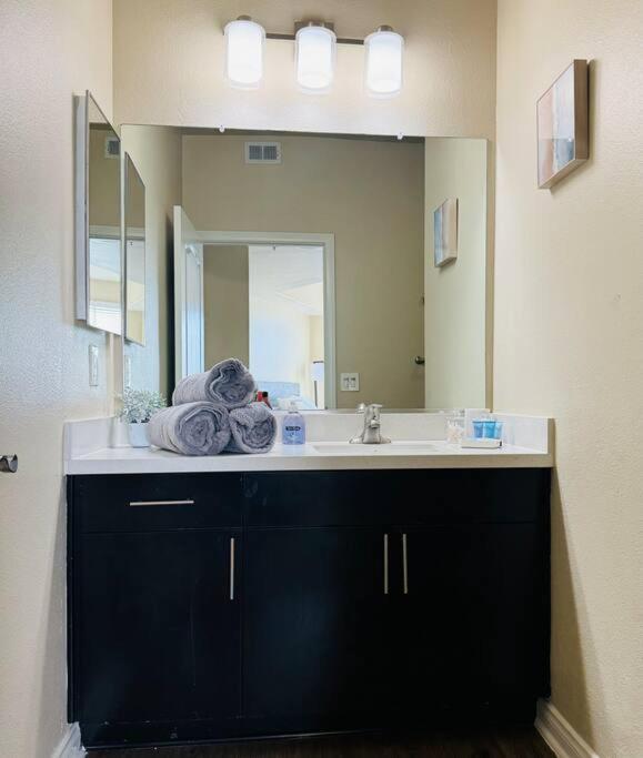Oasis 2 Bedroom Minutes To The Marina Apartment *