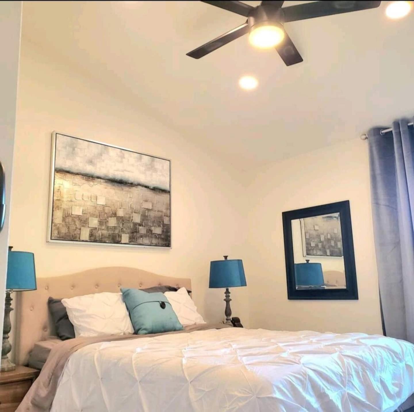 Spacious 4bed 2bath, Gated Pool, Wi-fi, Garage Holiday home *