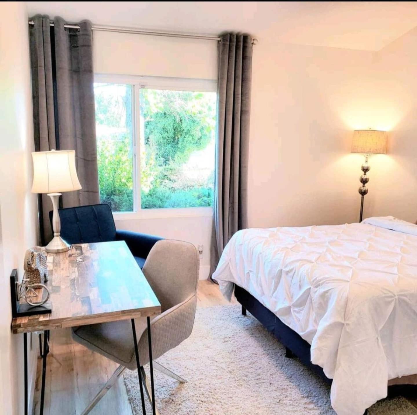 Spacious 4bed 2bath, Gated Pool, Wi-fi, Garage Holiday home