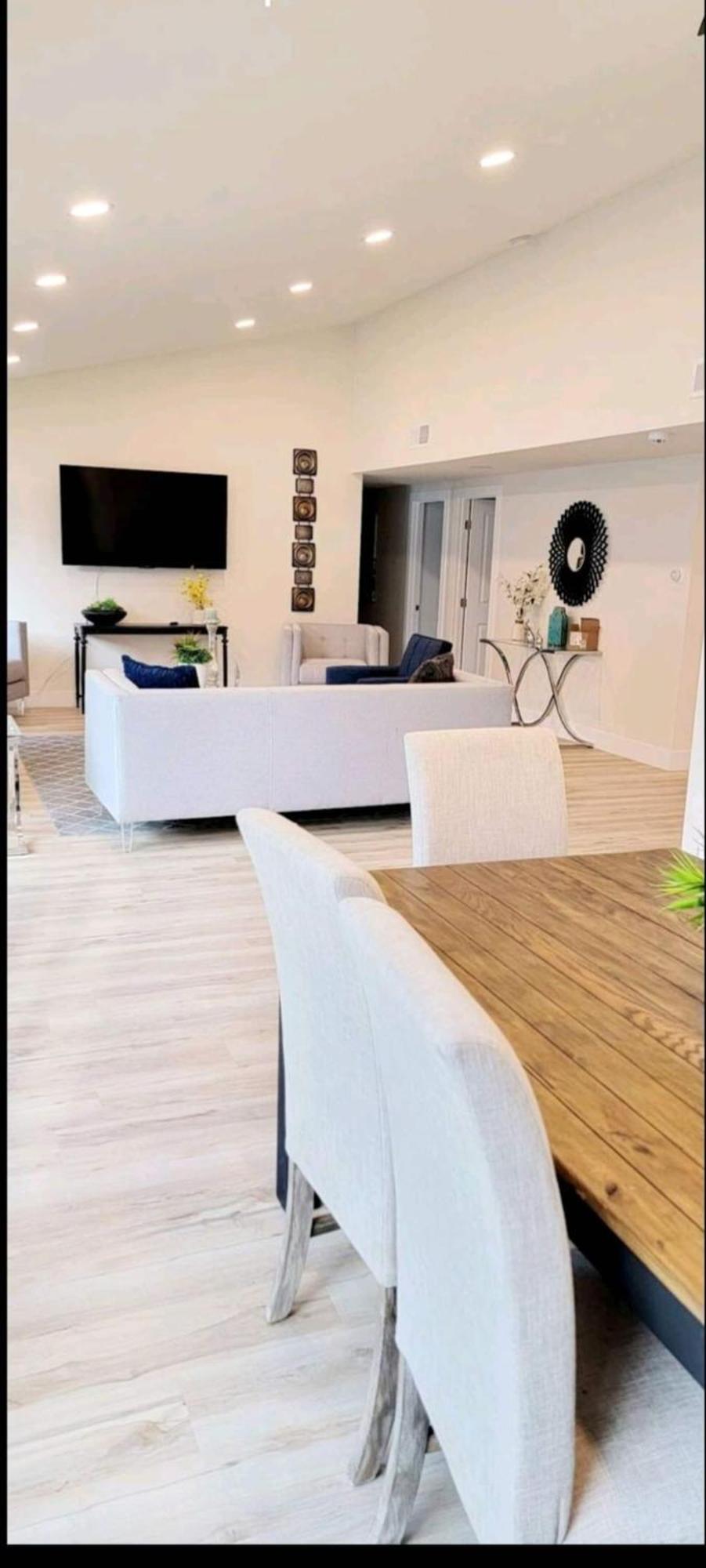 Spacious 4bed 2bath, Gated Pool, Wi-fi, Garage Holiday home Los Angeles
