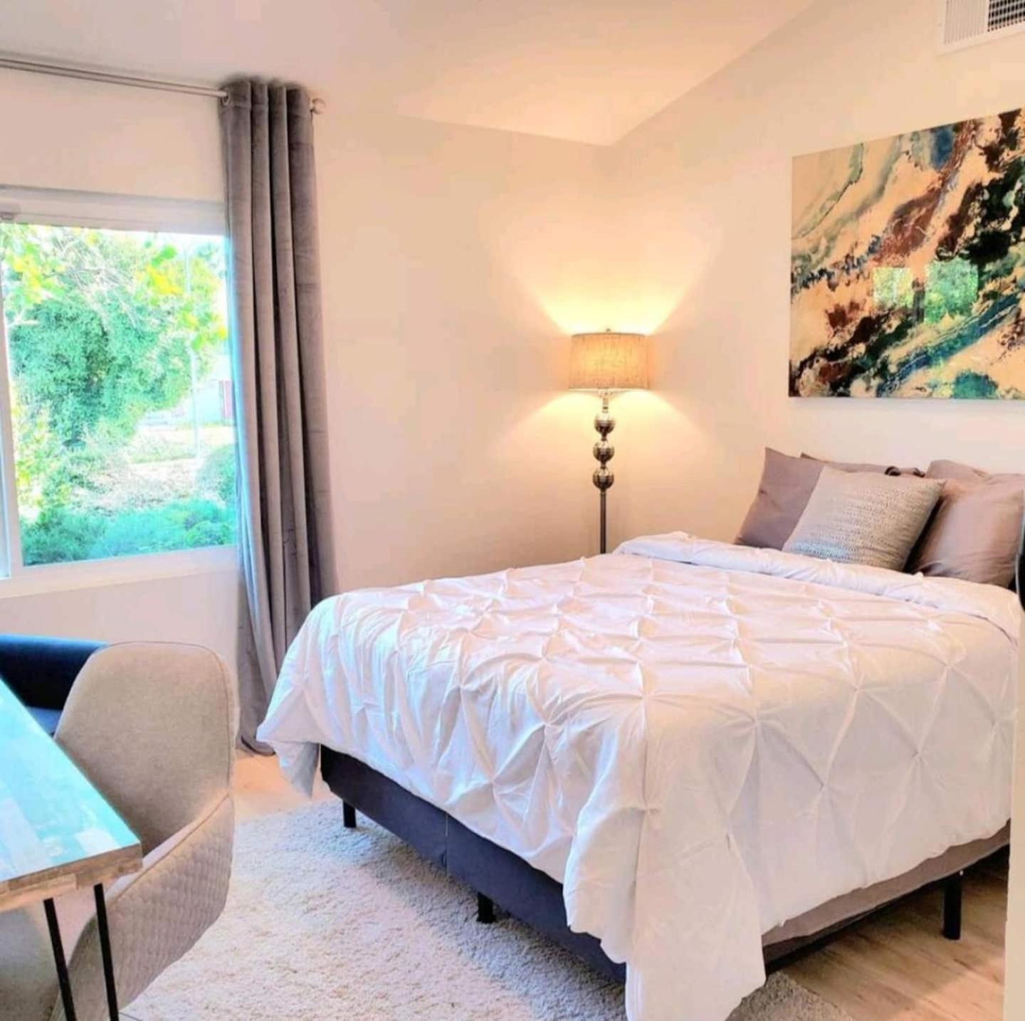 Spacious 4bed 2bath, Gated Pool, Wi-fi, Garage Holiday home Los Angeles