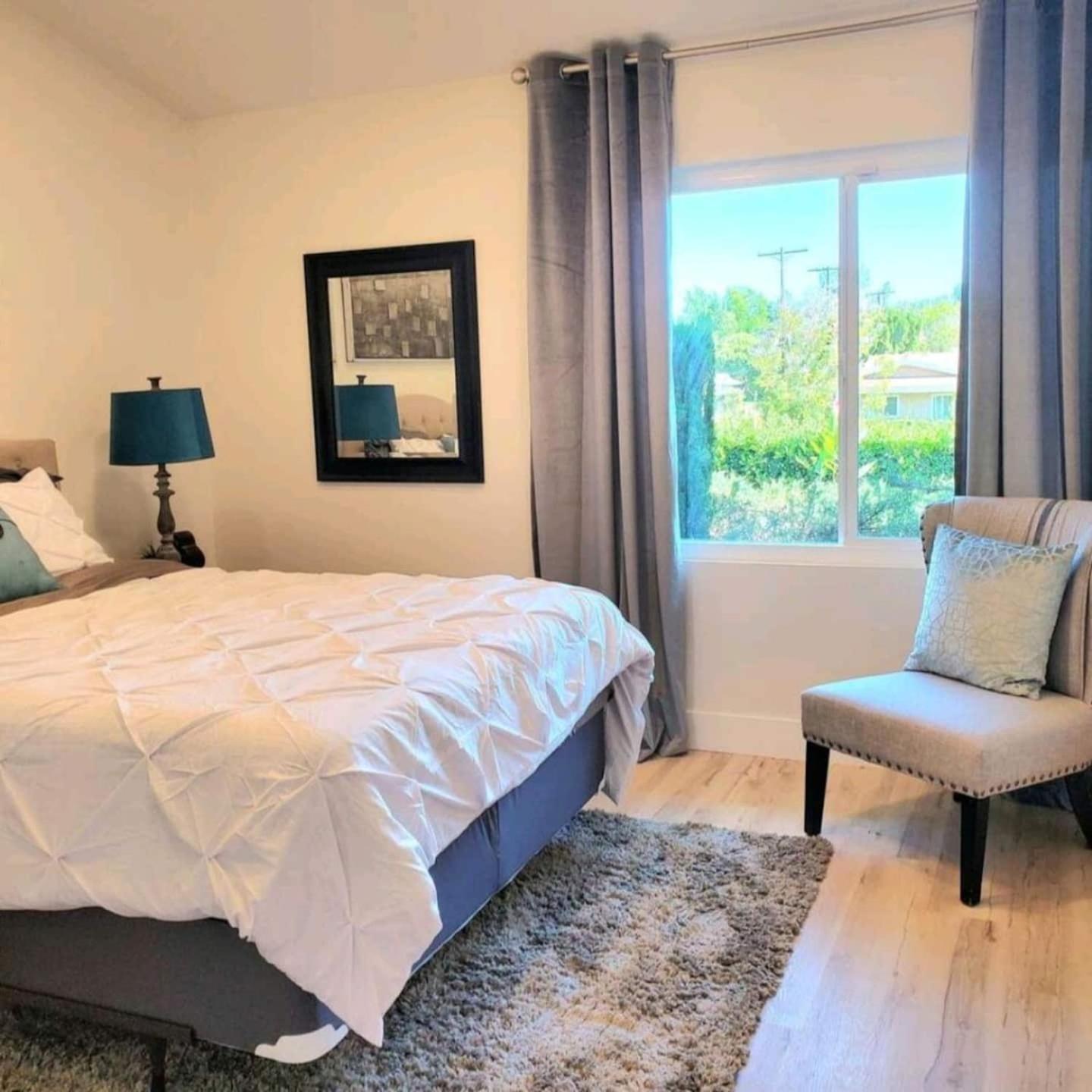 Spacious 4bed 2bath, Gated Pool, Wi-fi, Garage Holiday home Los Angeles