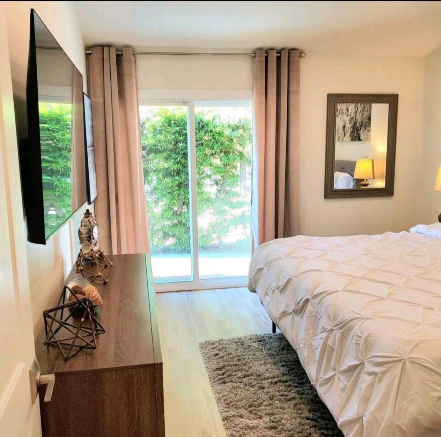 Holiday home Spacious 4bed 2bath, Gated Pool, Wi-fi, Garage Los Angeles