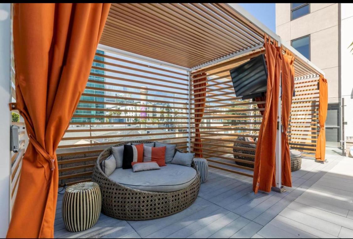 Hollywood Apartment *