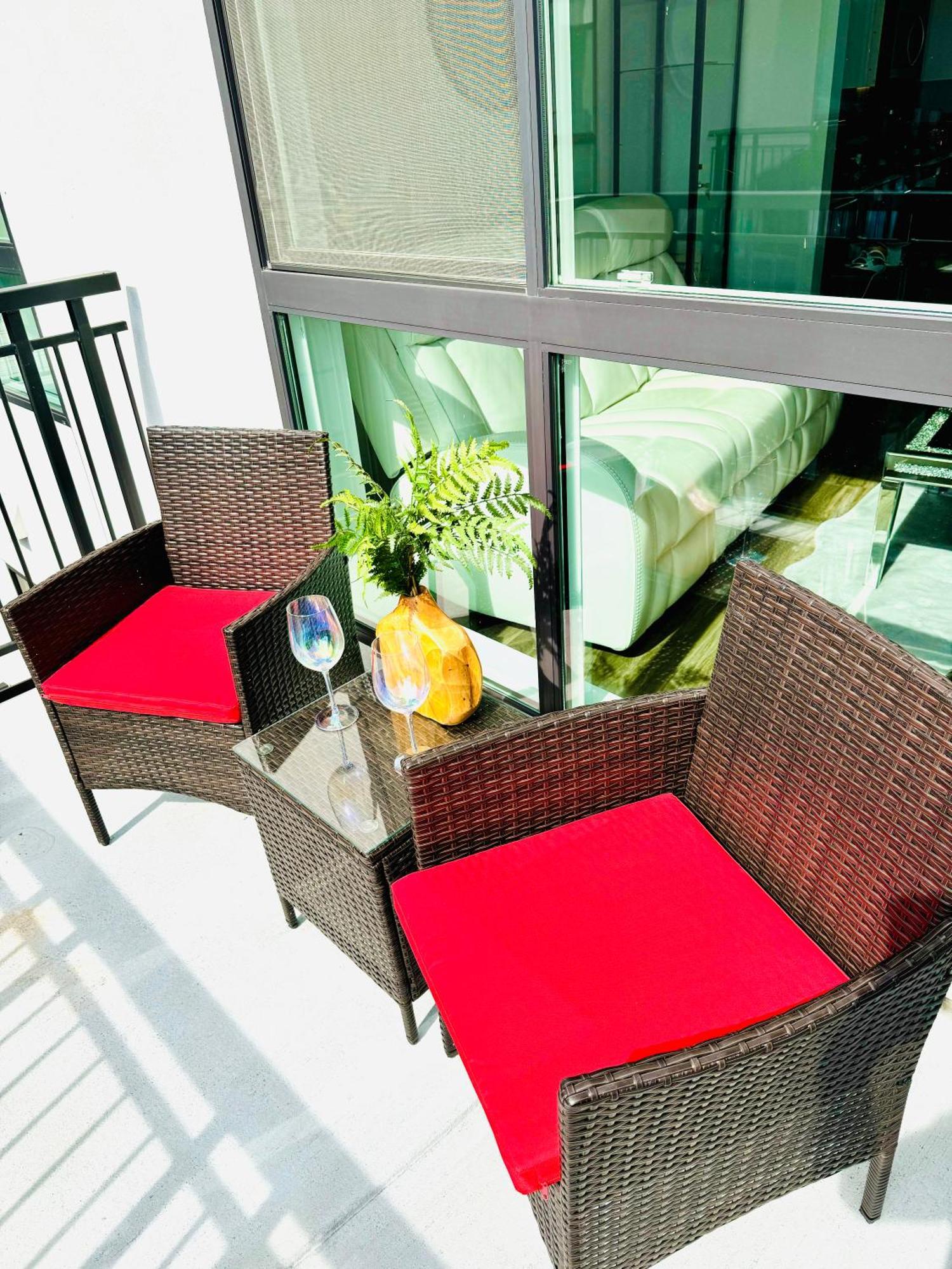 Hollywood Apartment