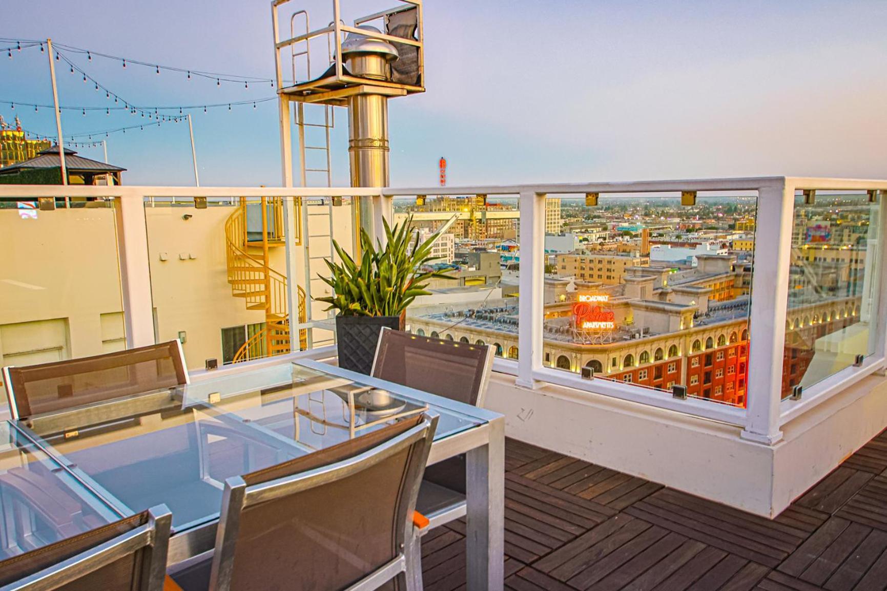 Stunning 1 Bdr 1 Bth, Pool, Jacuzzi Los Angeles