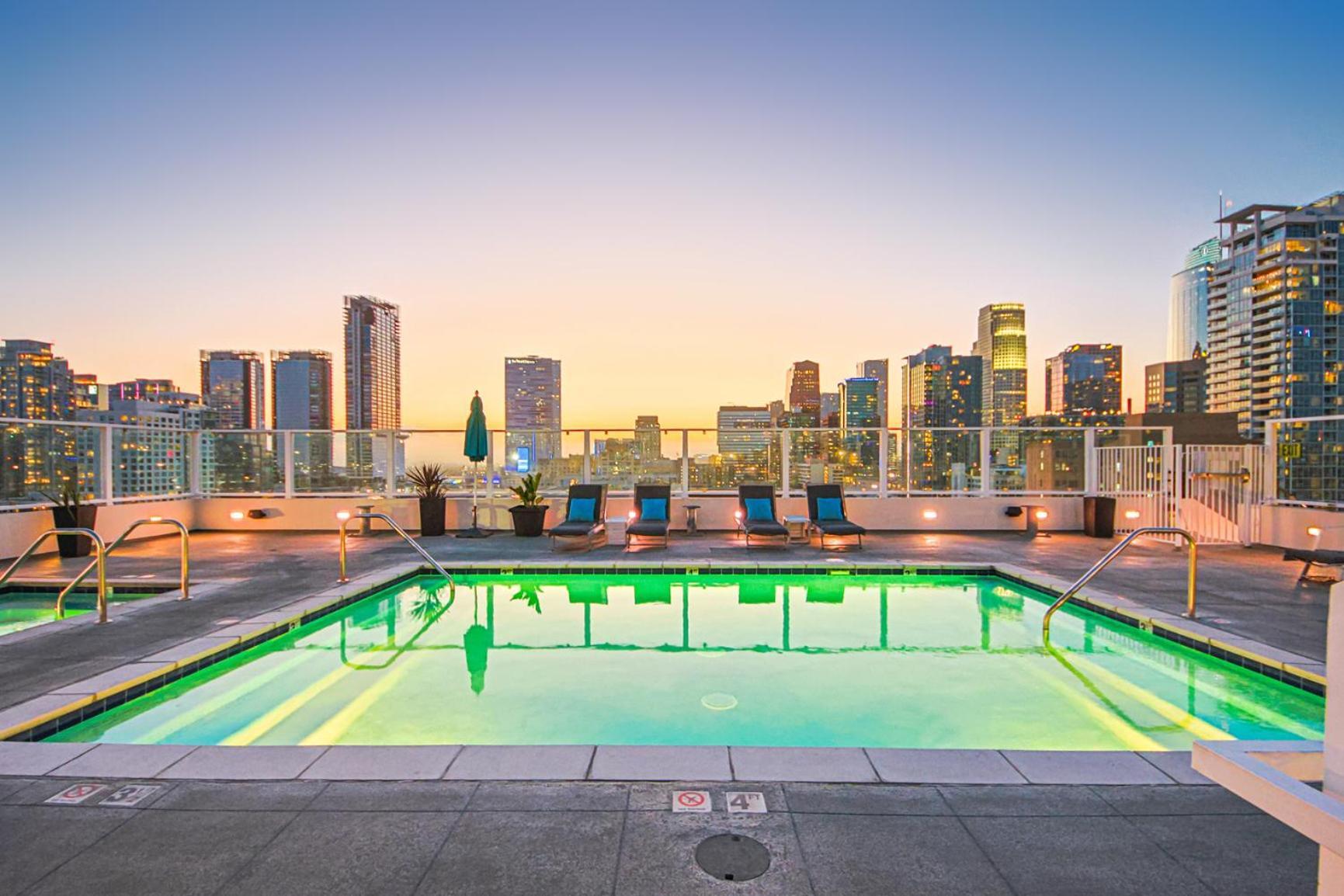 Stunning 1 Bdr 1 Bth, Pool, Jacuzzi * Los Angeles
