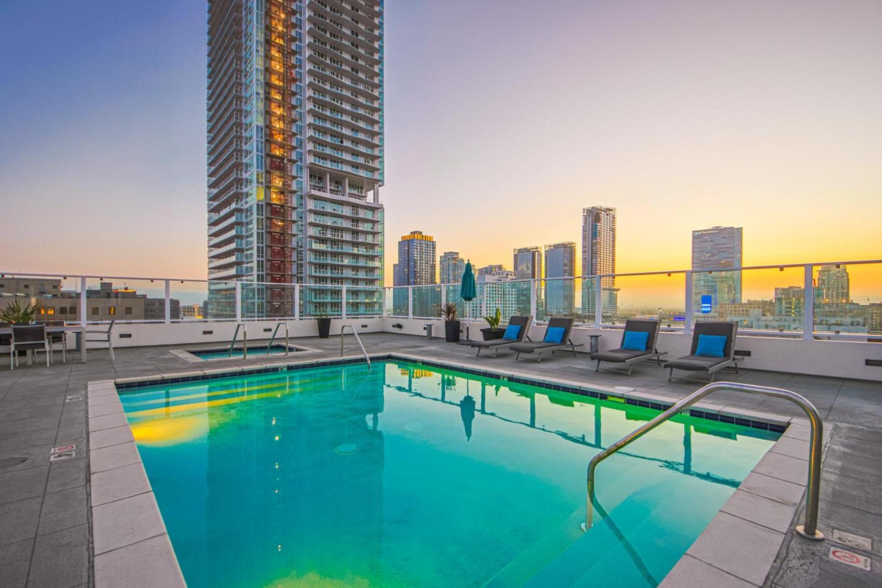 Stunning 1 Bdr 1 Bth, Pool, Jacuzzi Los Angeles