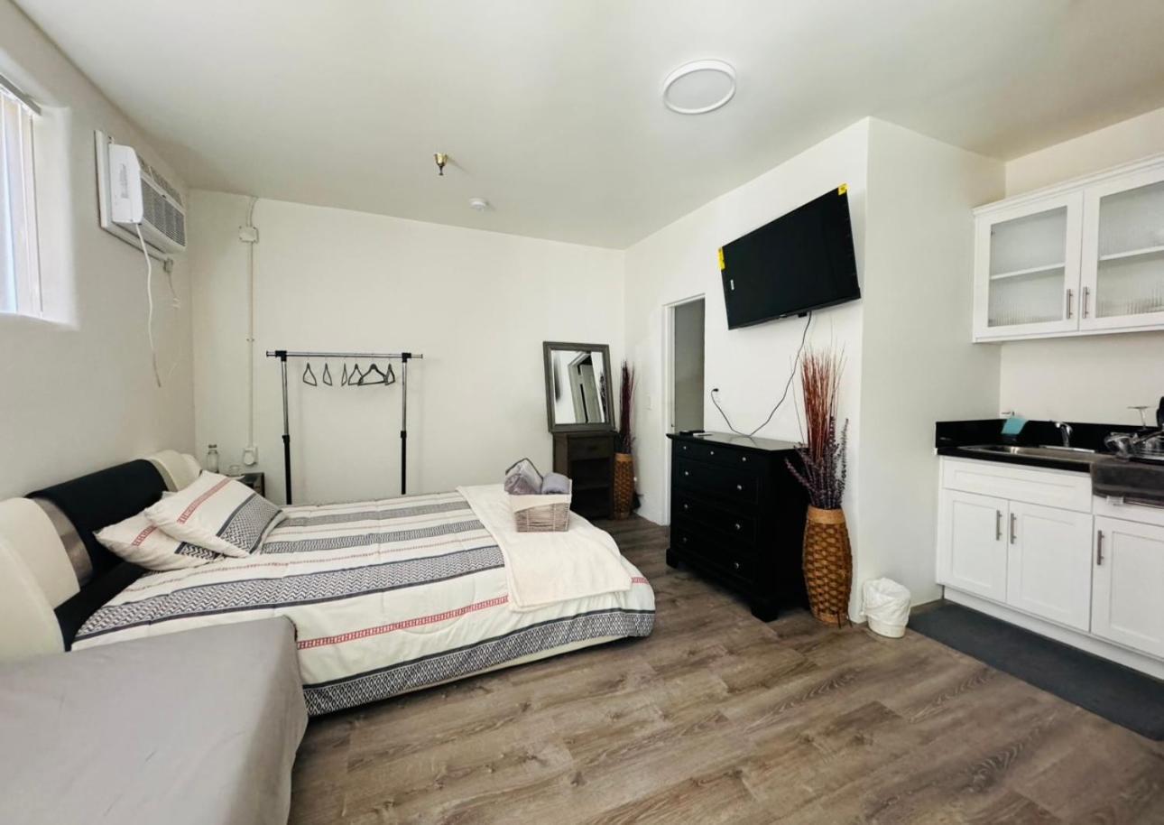 Sunset & La Brea Studio!! Location Ever Apartment *