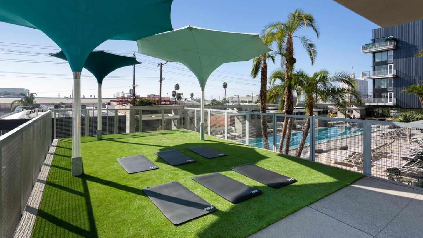 Stylish 1bd Retreat In Hollywood Pool & Free Parking Los Angeles