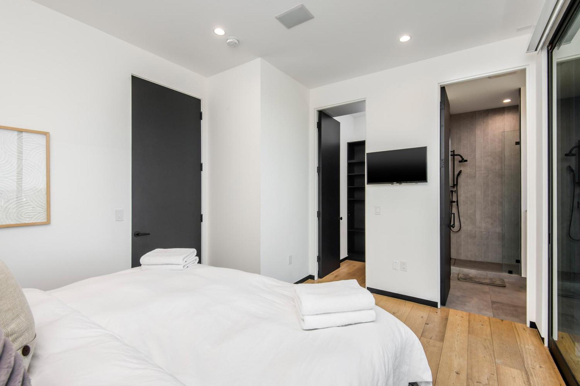 West Hollywood Luxury With Views *