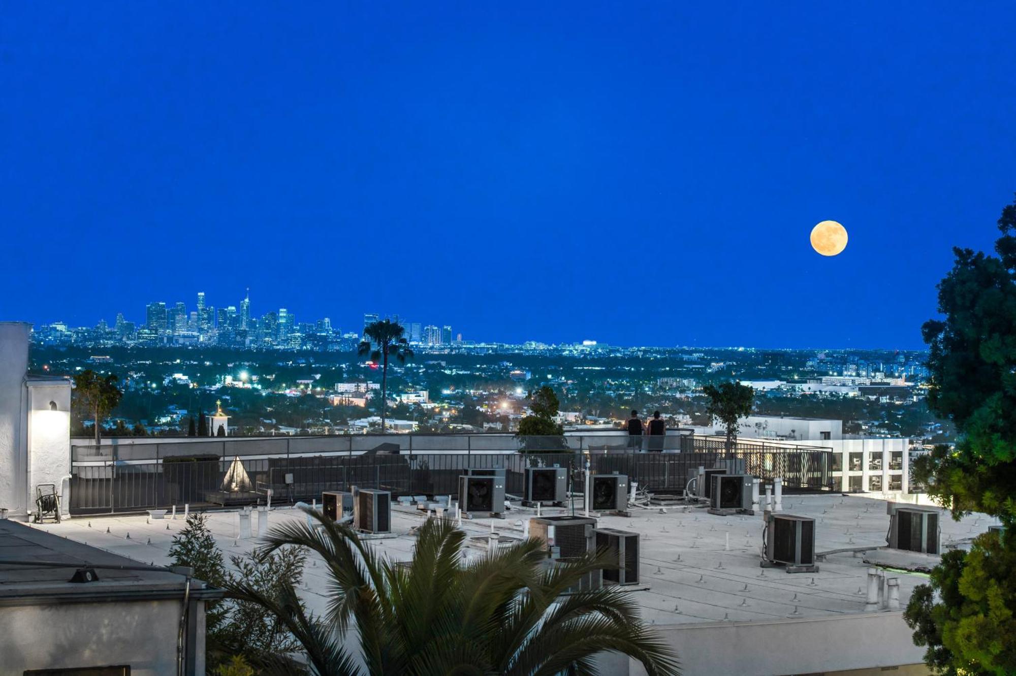 West Hollywood Luxury With Views *
