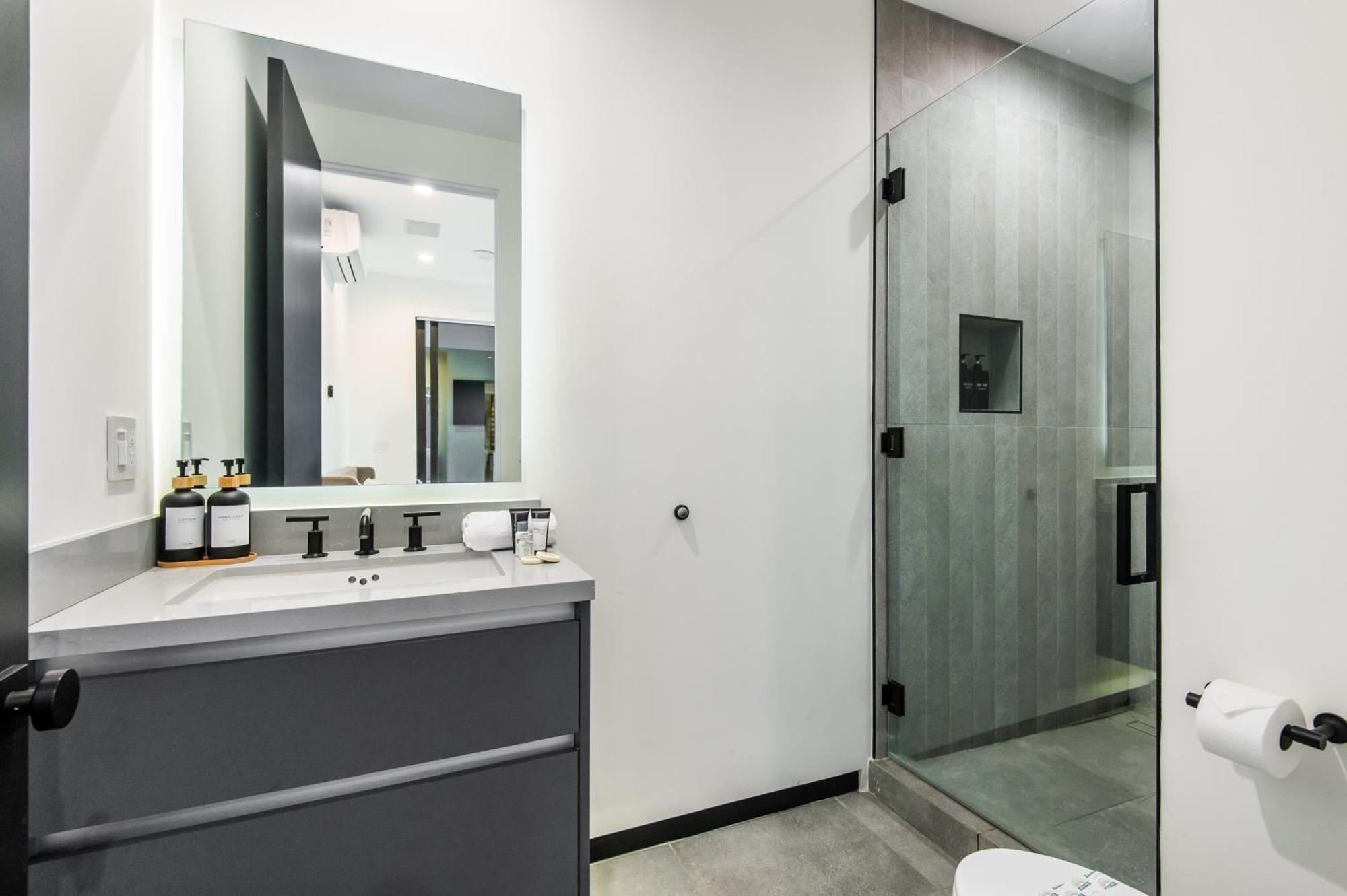 West Hollywood Luxury With Views *