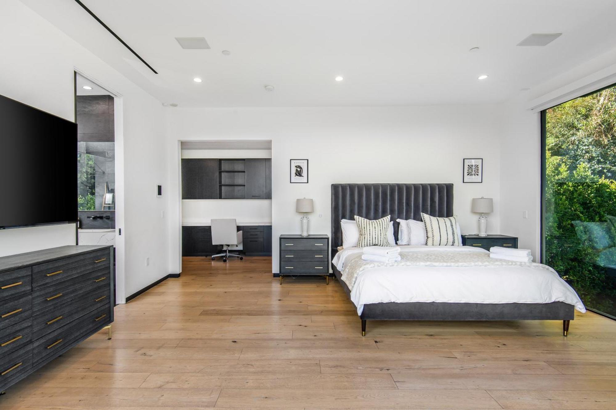 West Hollywood Luxury With Views *
