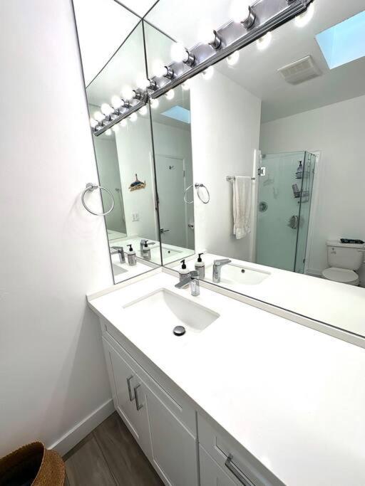 Urban Luxury In Brentwood Apartment