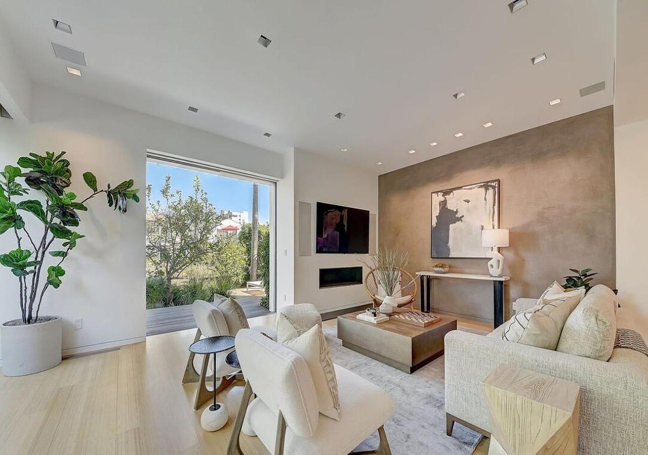 Gorgeous Three Bedroom Versatile Apartment *