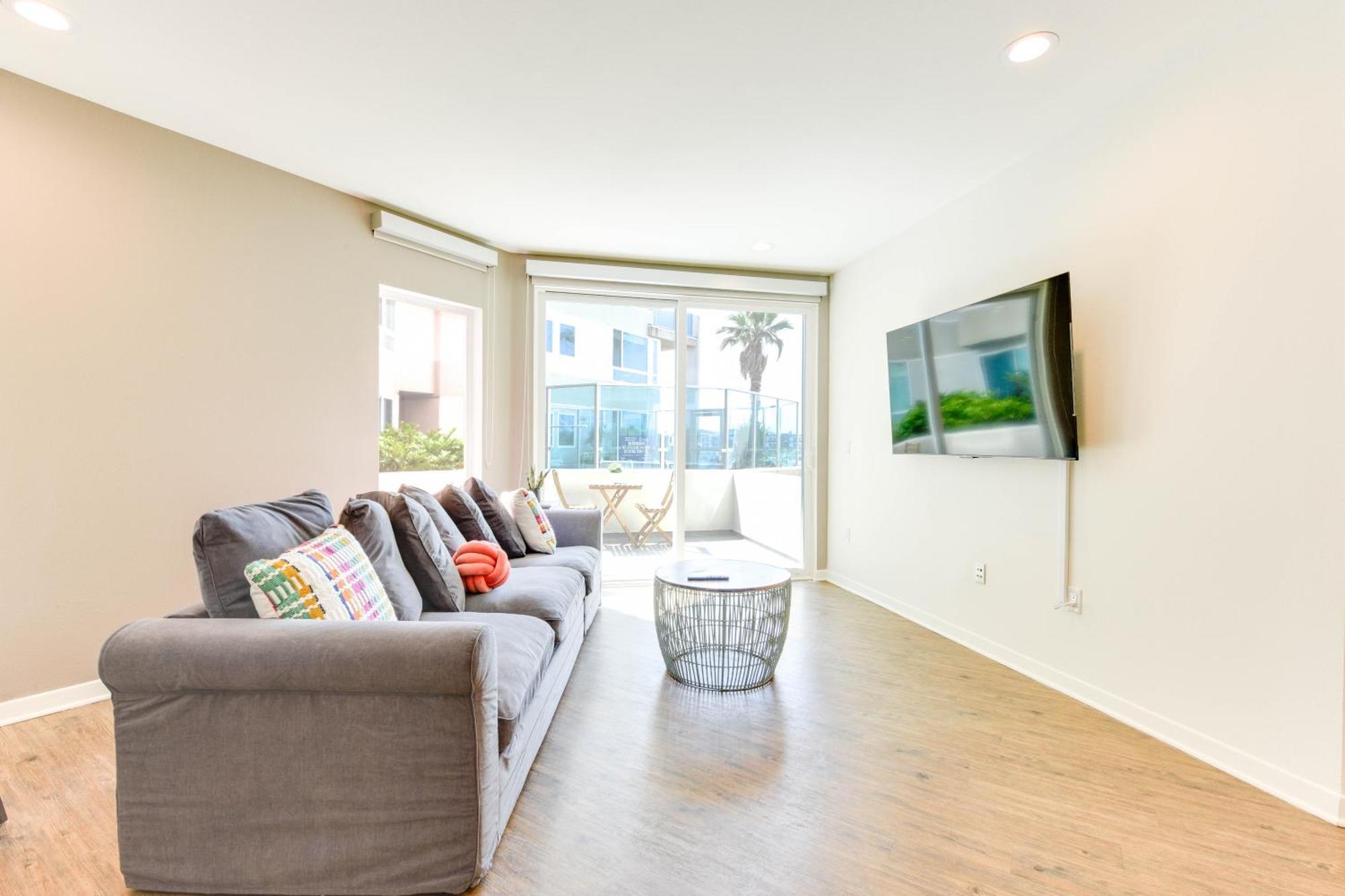 Wake Up On The Waters Edge Apartment Los Angeles