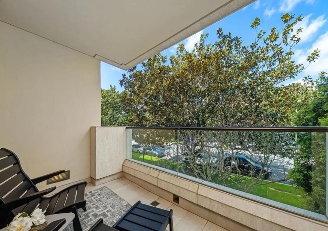 Elegant Two Bedroom Santa Monica Apartment