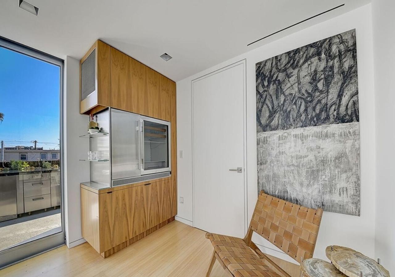 Gorgeous Three Bedroom Versatile Los Angeles