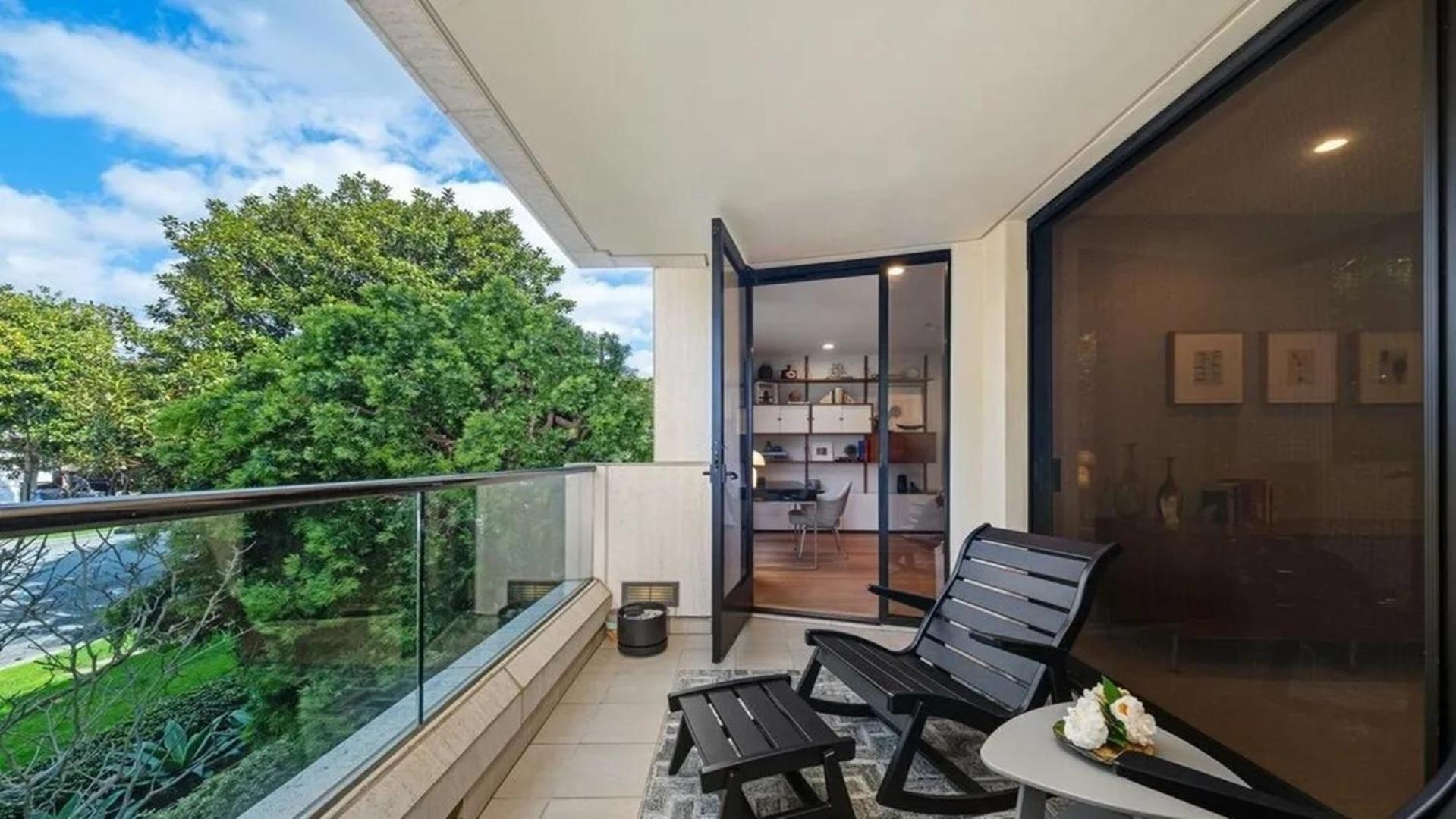 Elegant Two Bedroom Santa Monica Apartment Los Angeles