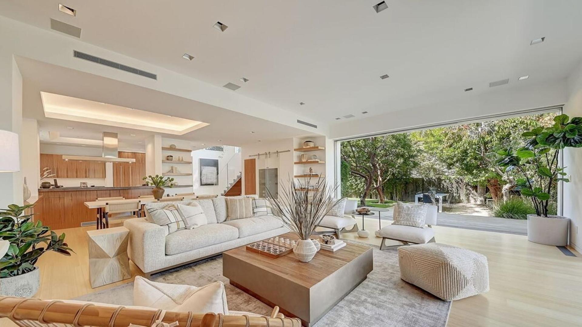 Gorgeous Three Bedroom Versatile Apartment