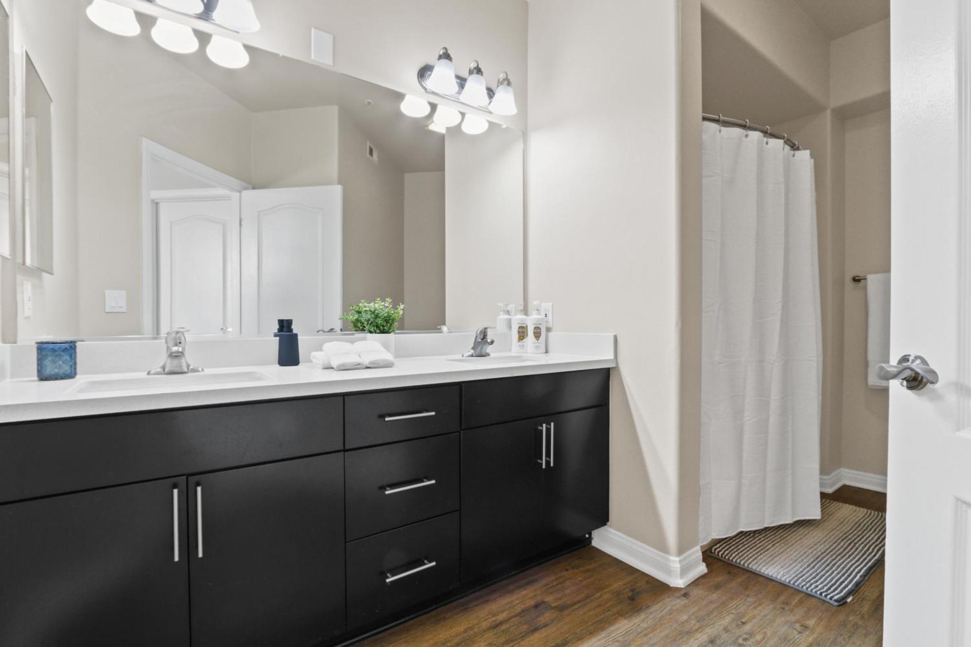 Charming 3-bedroom 3 Bth Near Venice Beach! Apartment *