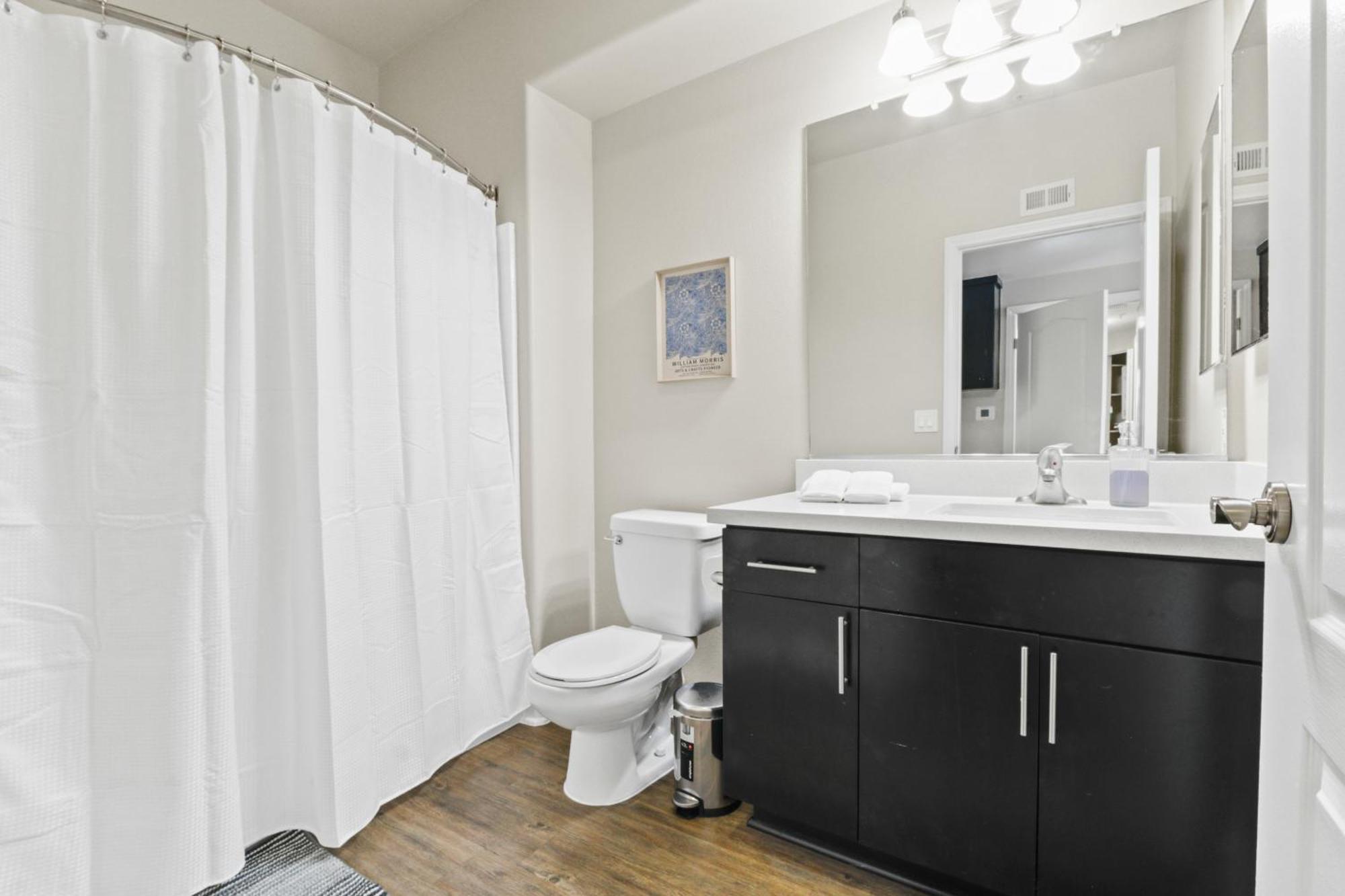 Apartment Charming 3-bedroom 3 Bth Near Venice Beach! Los Angeles