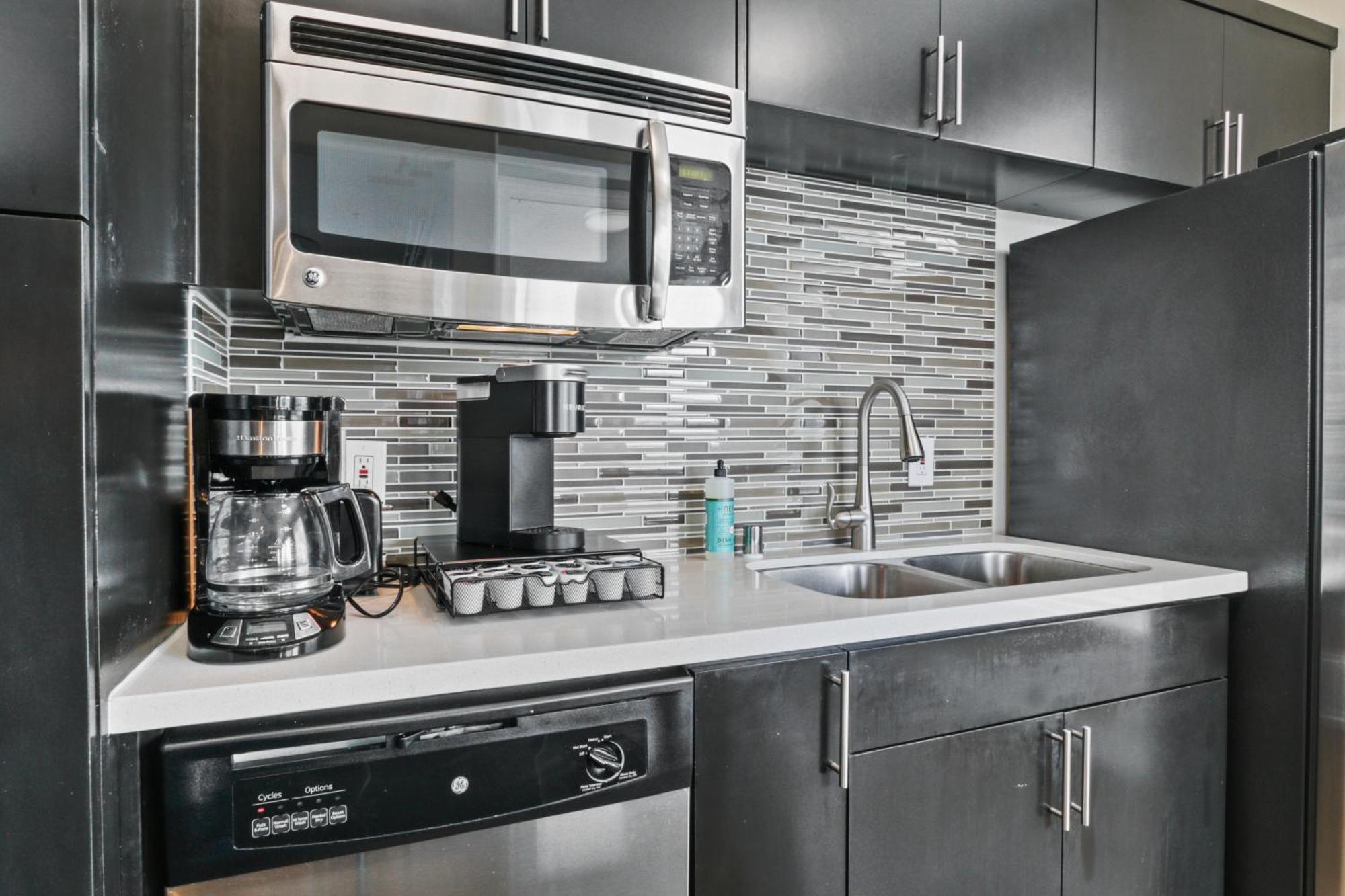 Charming 3-bedroom 3 Bth Near Venice Beach! Apartment *