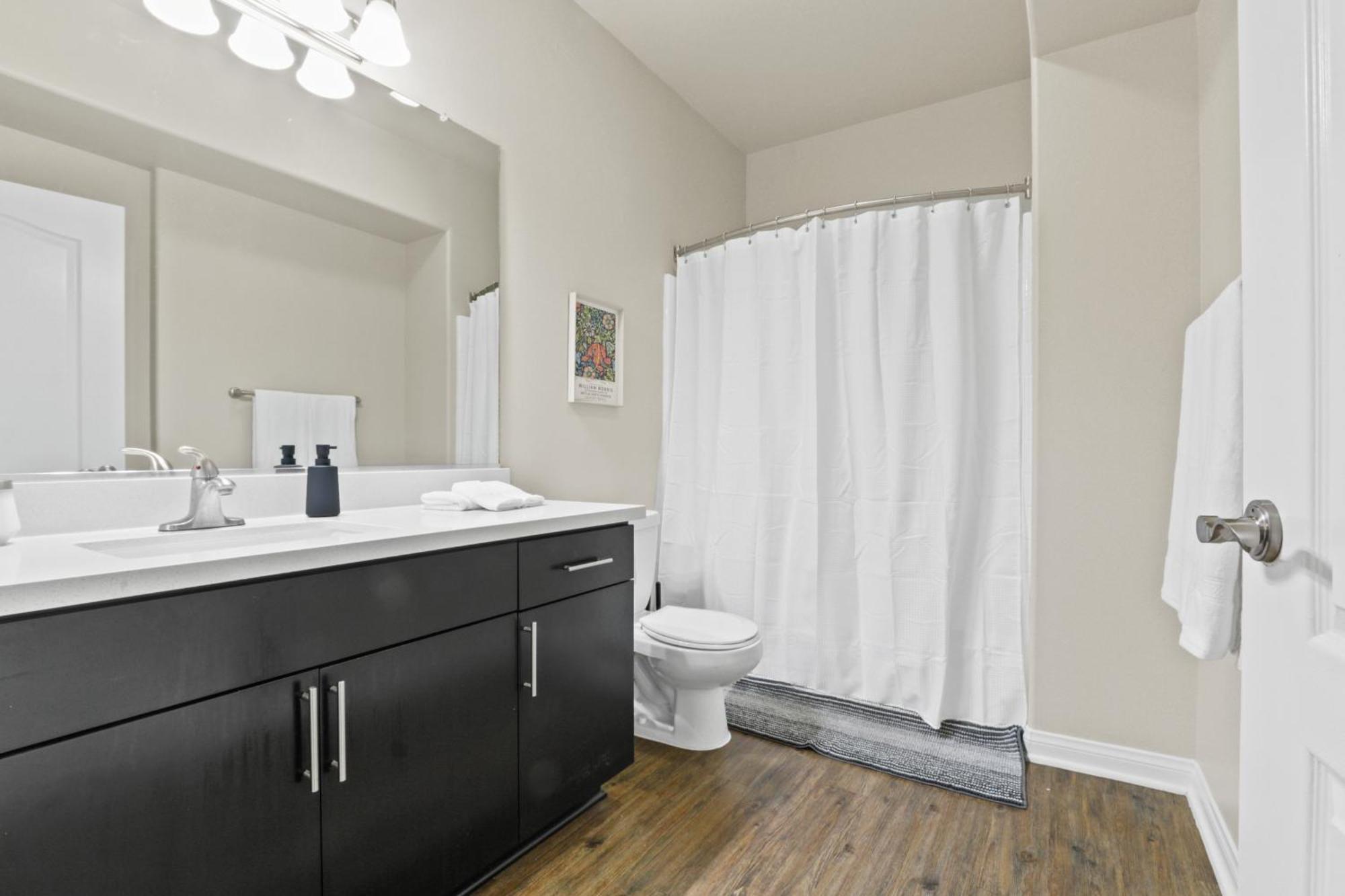 Apartment Charming 3-bedroom 3 Bth Near Venice Beach! Los Angeles