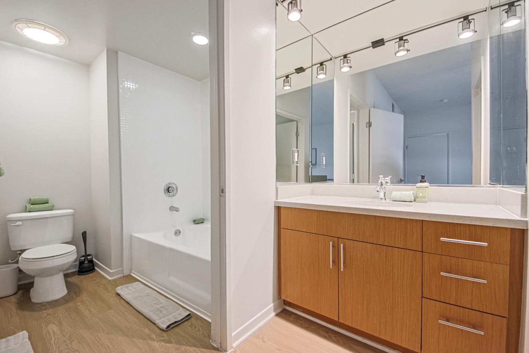 Beachside Getaway 2 Bed 2 Baths * Los Angeles