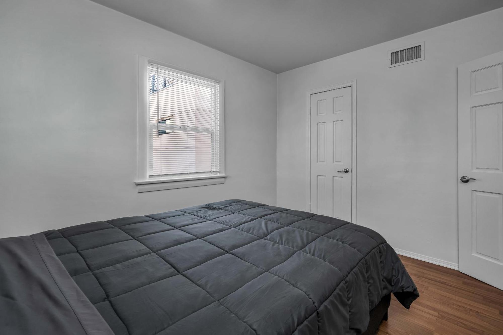 Modern Large 2 Level 2-bedroom 2-bathroom By West Hollywood Apartment